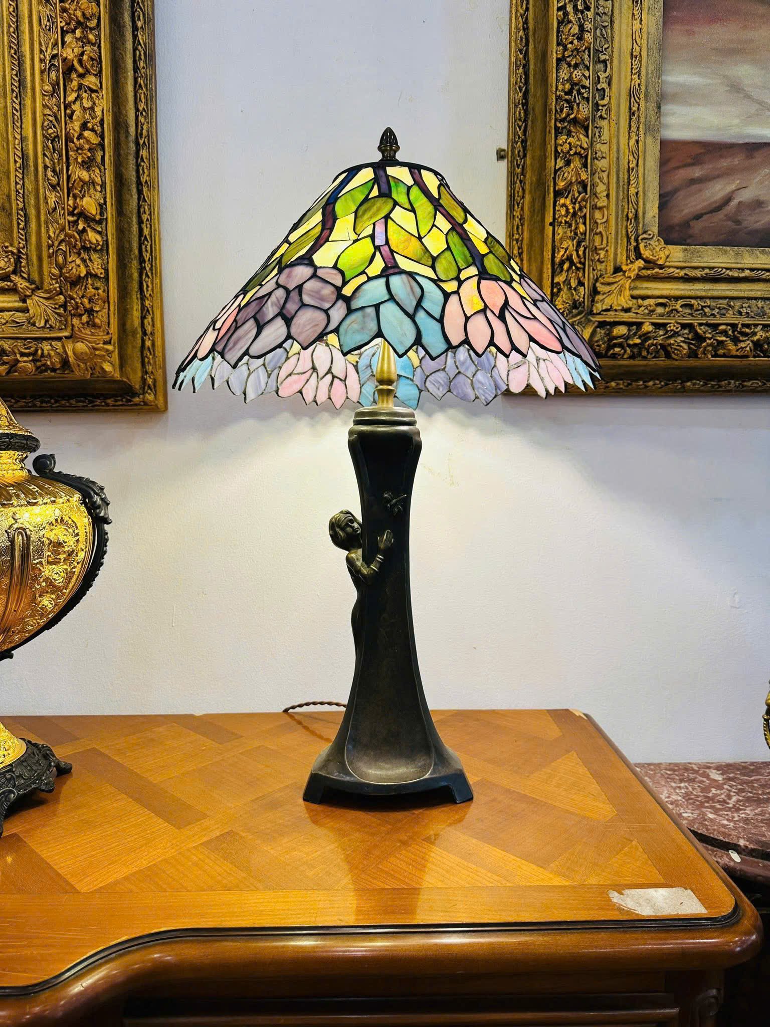 Đèn tifely cô gái thích hợp để phòng ngủ