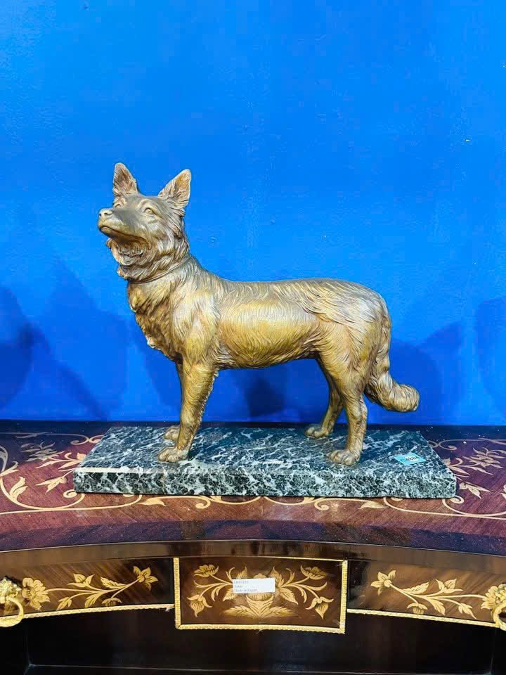 Tượng chó săn  đồng – biểu tượng của trung thành và uy nghi.