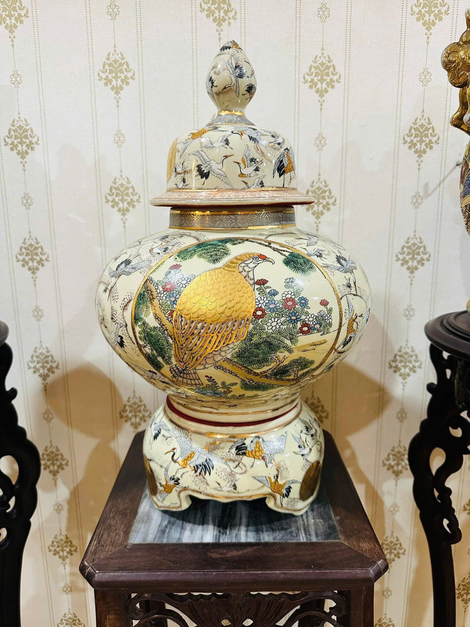 Choé Nhật cổ — tinh xảo từng nét vẽ, sang trọng trong sắc vàng men ngọc.