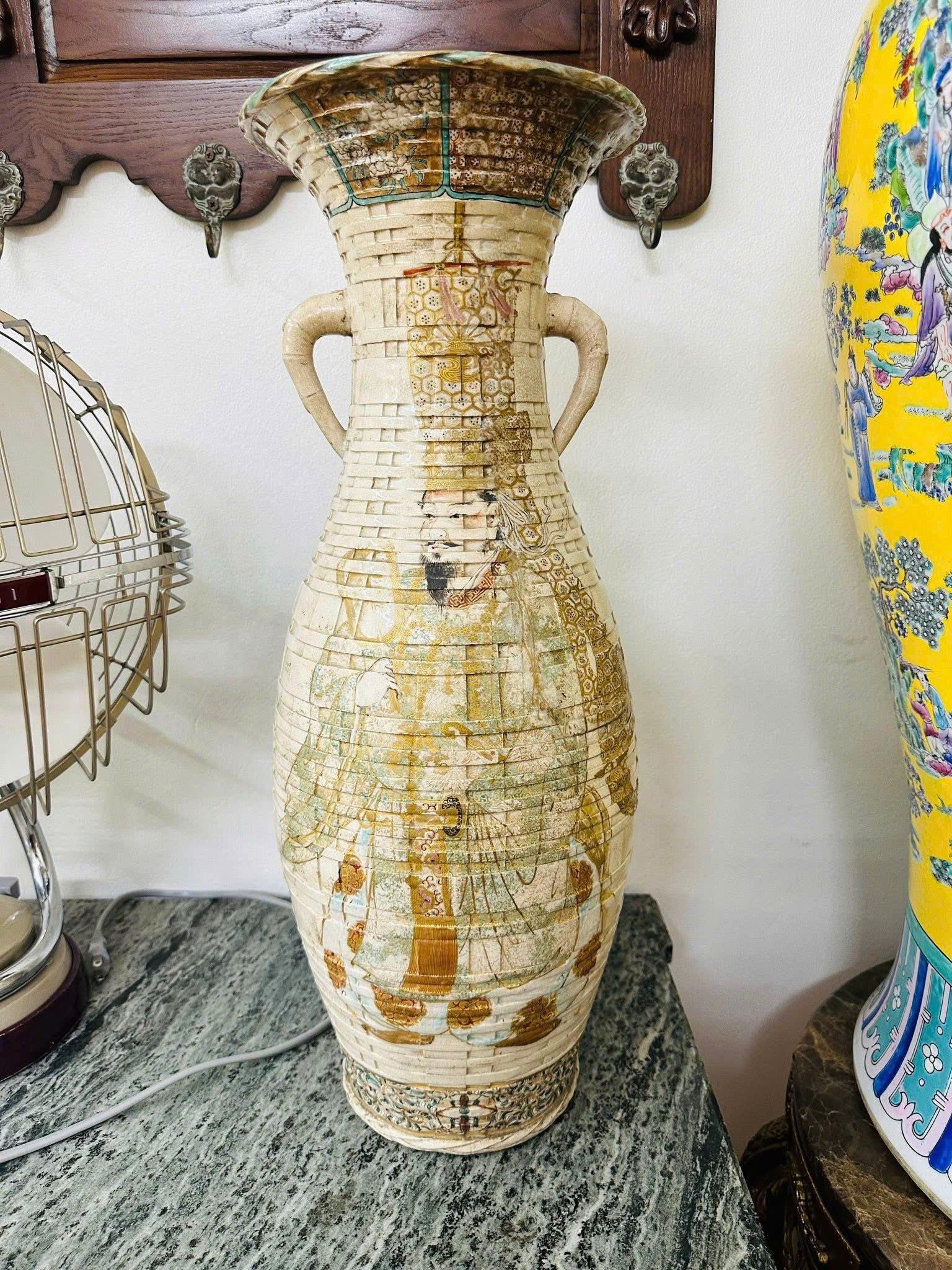 Bình satsuma cổ của Nhật