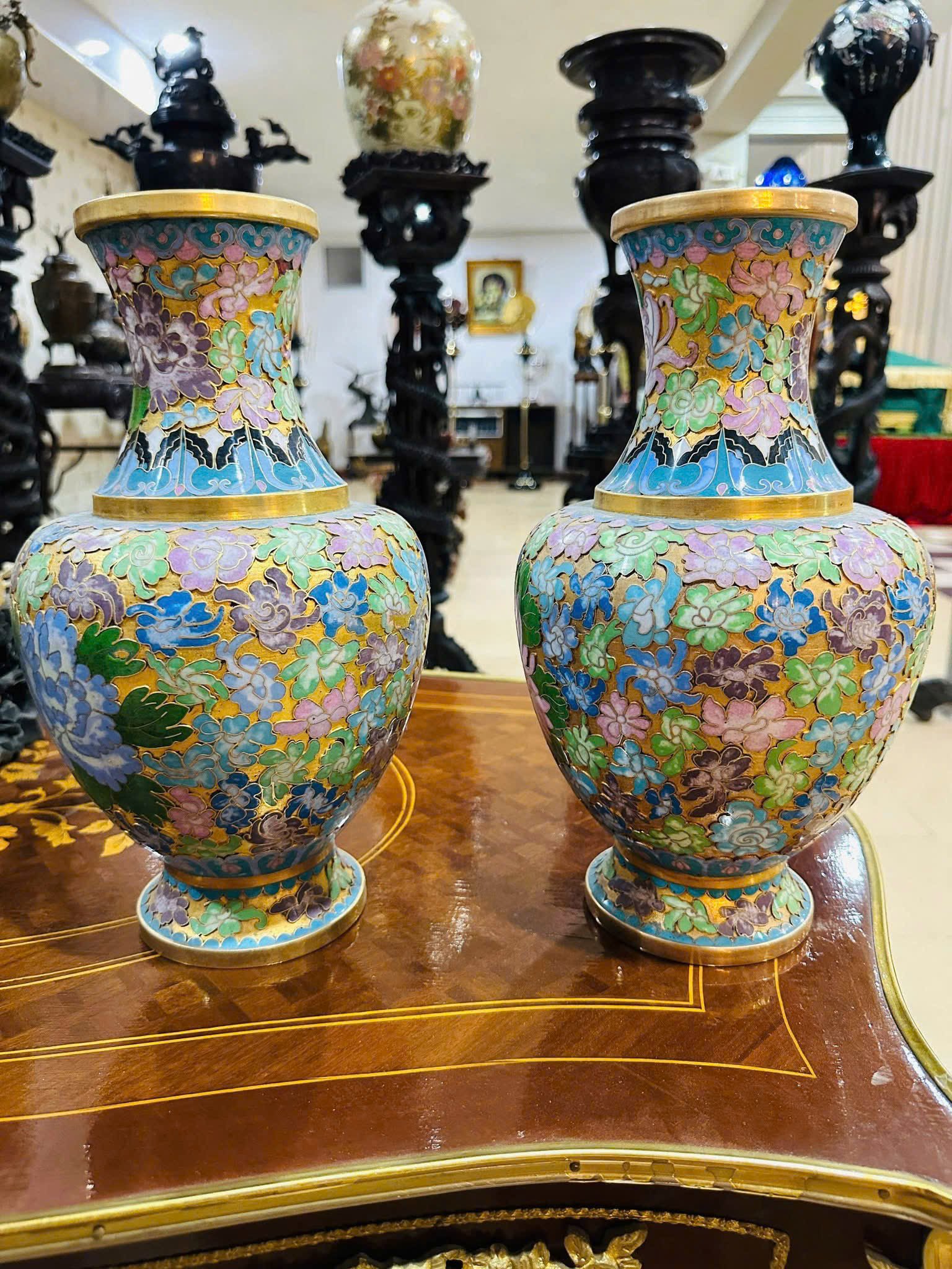 Cặp bình pháp lam – Sắc men hoa nở giữa thời gian