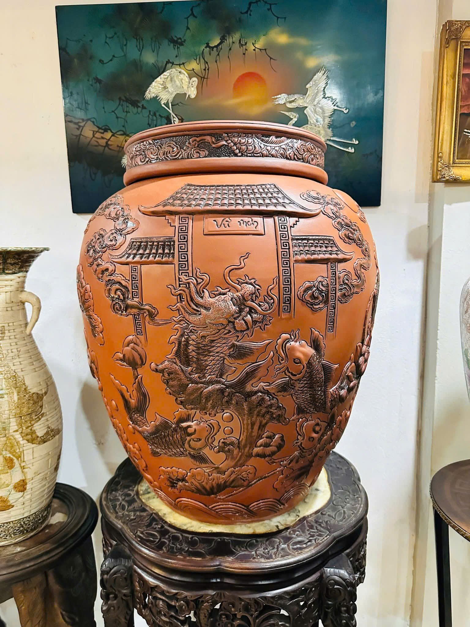 Chum rượu gốm chạm rồng cá chép – tinh xảo và đầy ý nghĩa phong thủy.